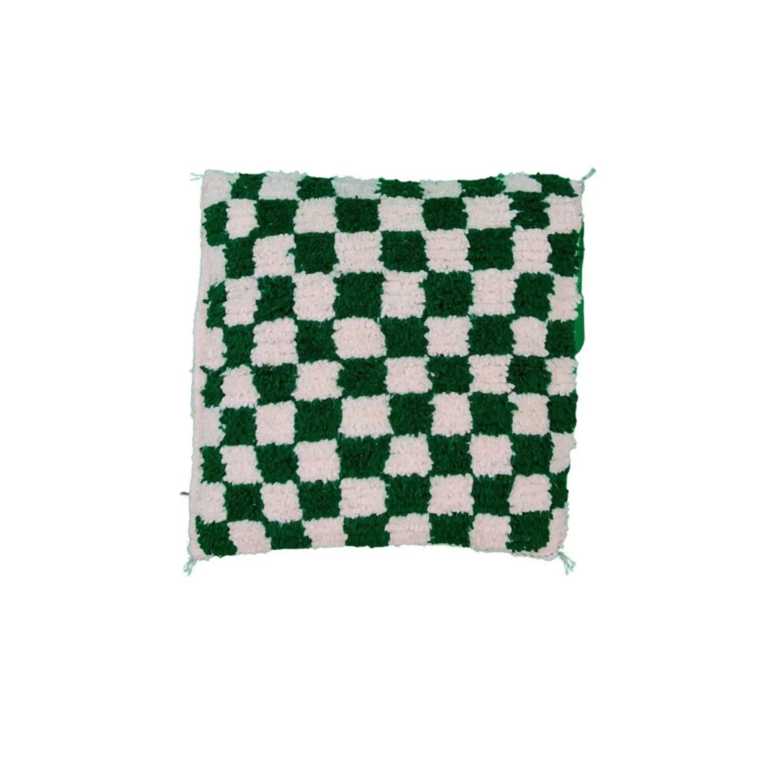 Een vierkant kussen met groen-wit schaakbordpatroon en een zachte textuur.