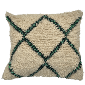 Het Vintage Beni Ourain kussen Fes, een vierkant, beige sierkussen met een zachte textuur en groene en zwarte, elkaar kruisende ruitpatronen, past perfect bij elk modern tapijt.