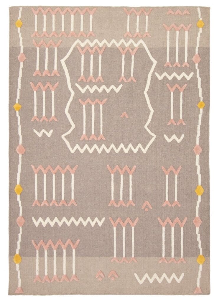 De Indiase Marrakech plat geweven wollen kelim, met een formaat van 157 x 226 cm, heeft een geometrisch patroon in pastelroze, wit en geel op een grijze achtergrond met ingewikkelde zigzaglijnen, visgraatpatronen en verticale lijnen.