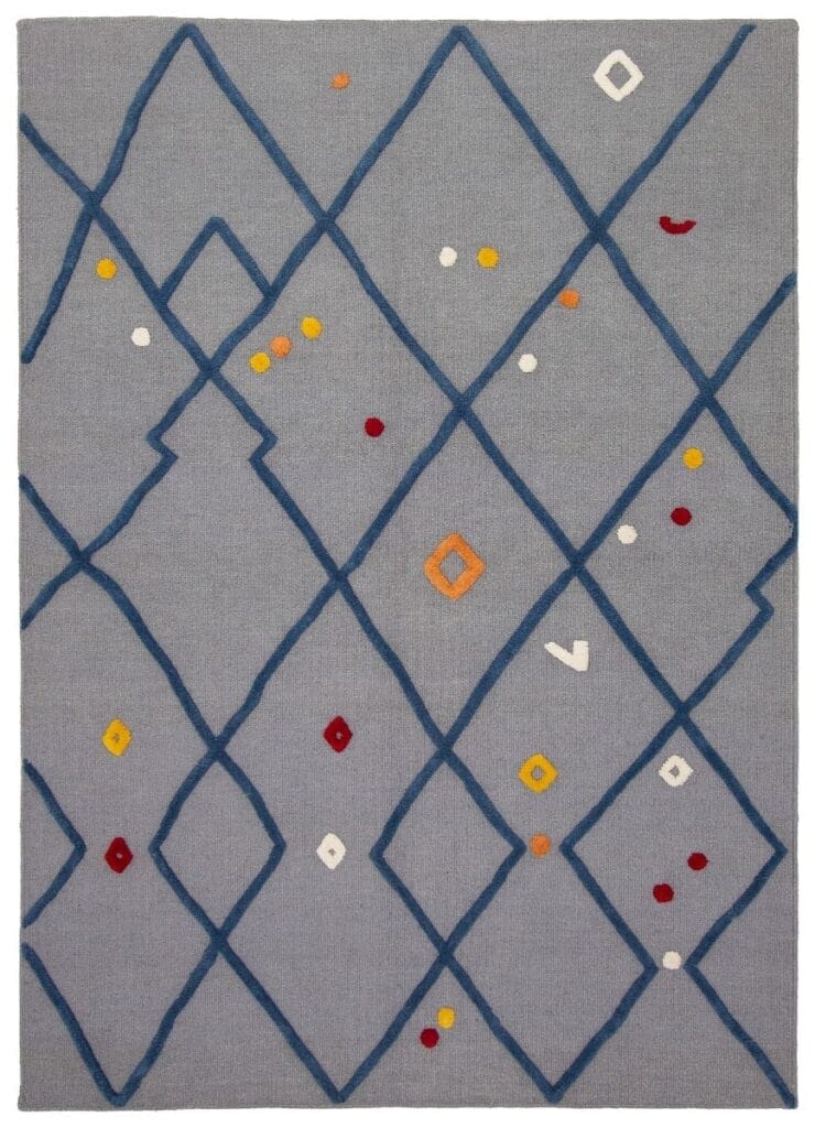 De Indiase Marrakech platgeweven wollen kelim, van 163 x 226 cm, heeft een lichtblauwe achtergrond met een abstract geometrisch patroon van elkaar kruisende donkerblauwe lijnen en verspreide rode, gele, oranje en witte vormen.