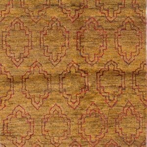 Een vloerkleed met een geometrisch patroon in geel en rood.