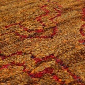 Een close up van een rood vloerkleed.