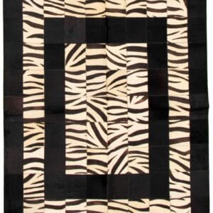 Beschrijving: Een tapijt met zwart-wit zebrapatroon op een witte achtergrond.