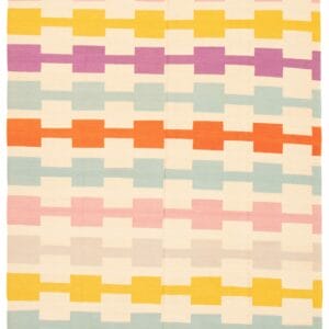 Een kleurrijke tapijt met vierkanten op een witte achtergrond.