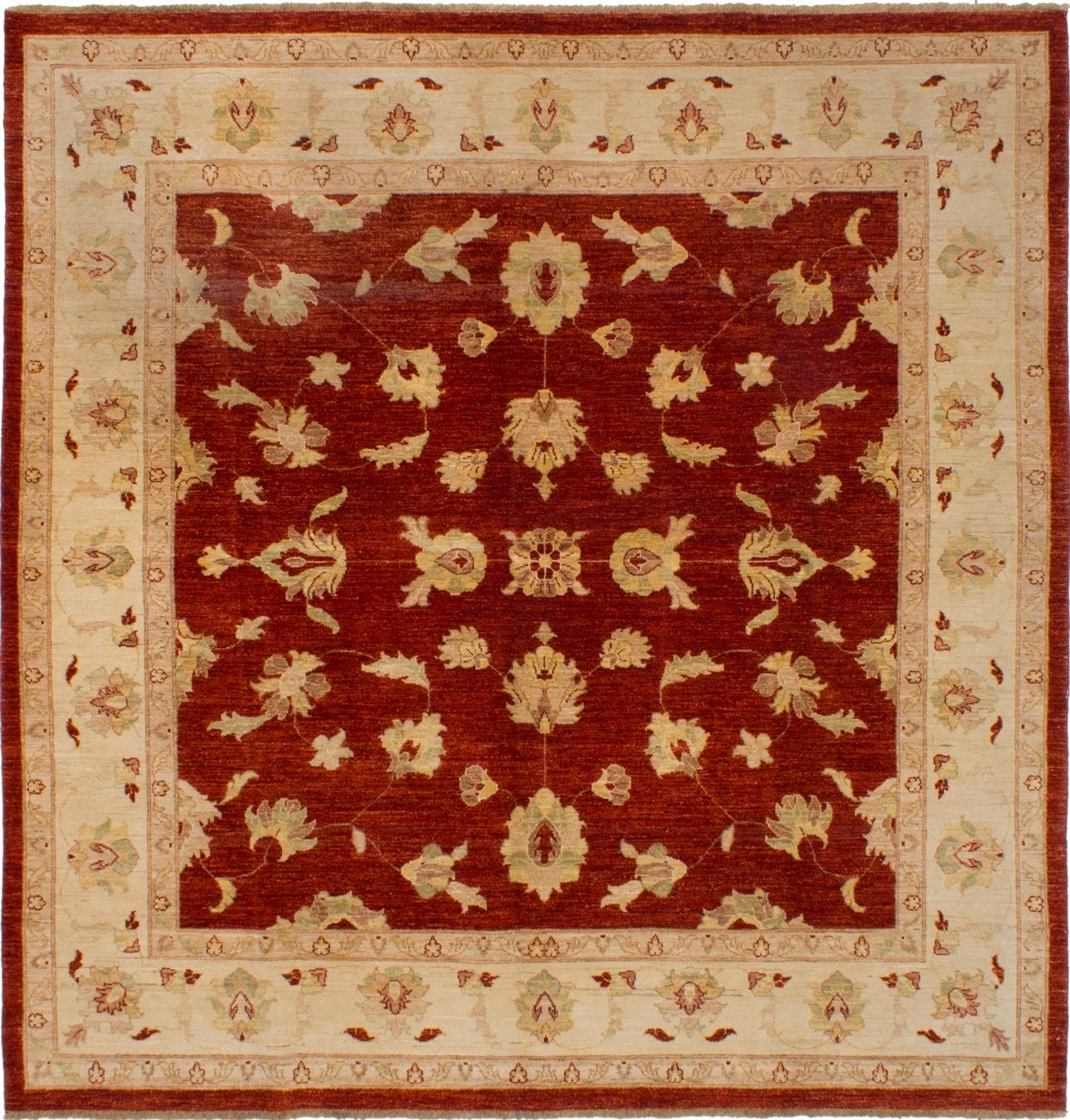 Een rood en beige vloerkleed met bloemmotieven.