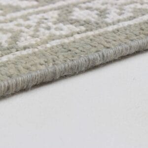 Een close-up van een grijs en wit tapijt.