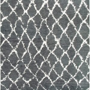 Een zwart-wit tapijt met een geometrisch dessin.