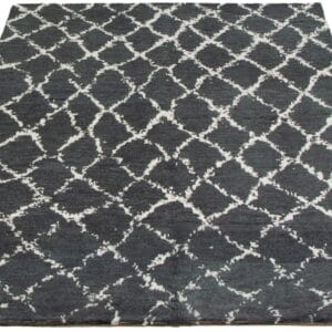Een zwart-wit vloerkleed met een geometrisch ontwerp.