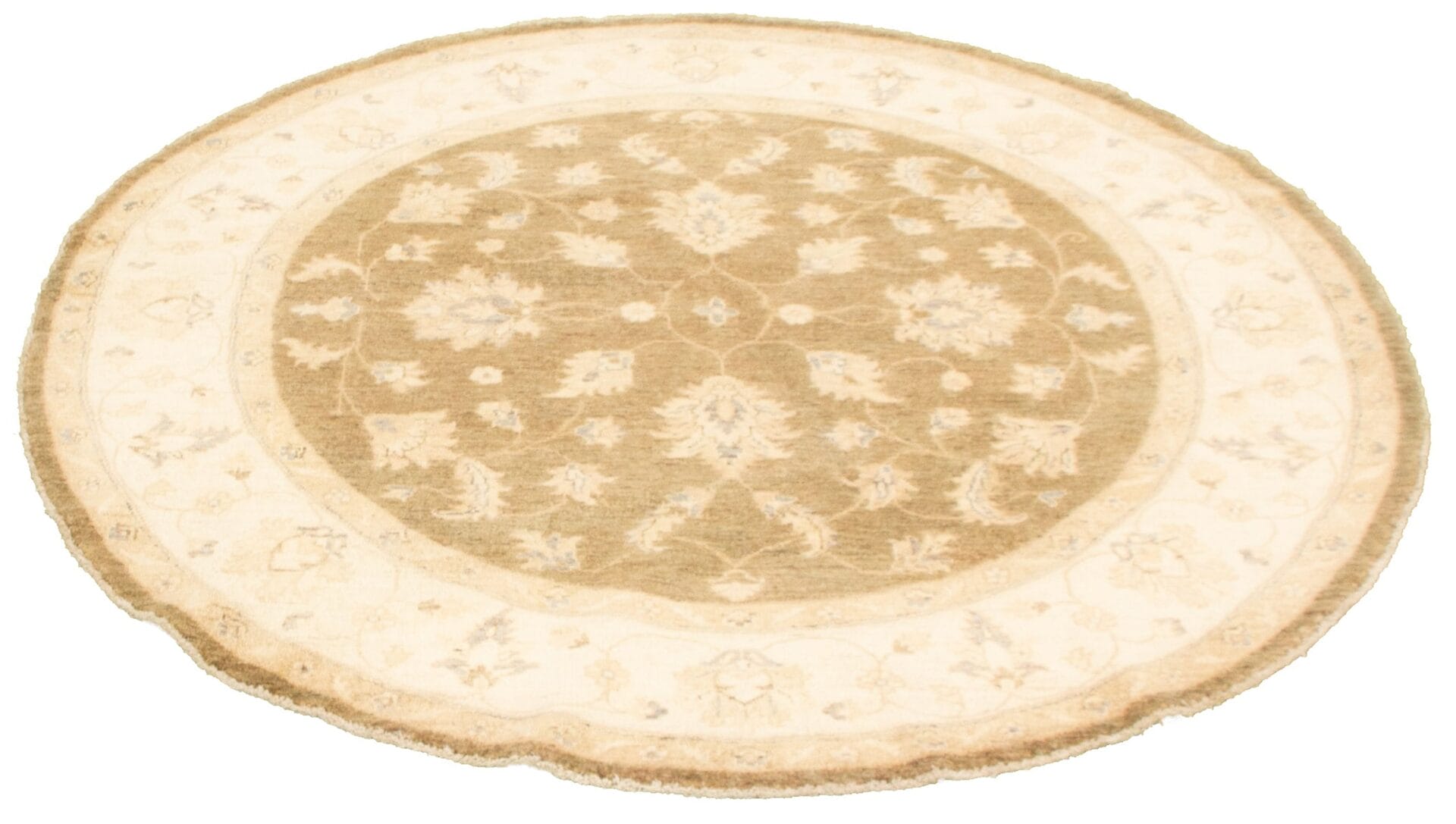 Een beige en beige rond vloerkleed met bloemmotieven.