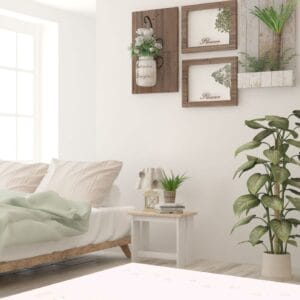 Een witte slaapkamer met een wit tapijt en planten.