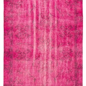 Beschrijving: Een roze tapijt op een witte achtergrond.