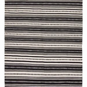 Een zwart-wit gestreept tapijt op een witte achtergrond.