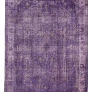 Een paars tapijt met een sierlijk ontwerp.