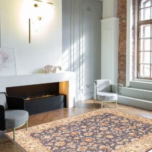 Een oosters tapijt in een woonkamer.