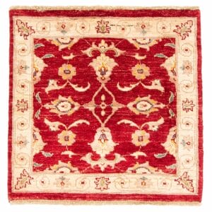 Beschrijving: Een rood tapijt met een bloemmotief.