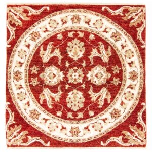 Vloerkleed: Een rood en wit vloerkleed met een ornamentaal ontwerp.
Tapijt: Een rood en wit tapijt met een ornamenteel ont