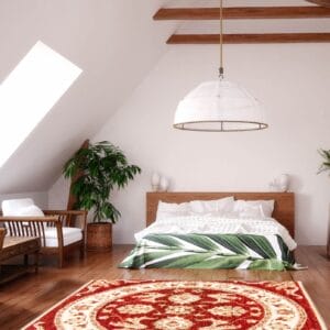 Een slaapkamer met een rood tapijt in het midden van de kamer.