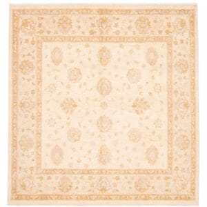 Een beige en lichtbruin tapijt met een sierlijk ontwerp.