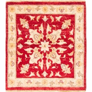 Een rood en geel tapijt/vloerkleed met een bloemmotief.