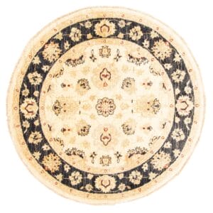 Beschrijving: Een rond tapijt met een beige en zwart ontwerp.