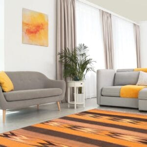 Een oranje en bruin tapijt in een woonkamer.