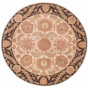 Een rond tapijt met een sierlijk ontwerp.