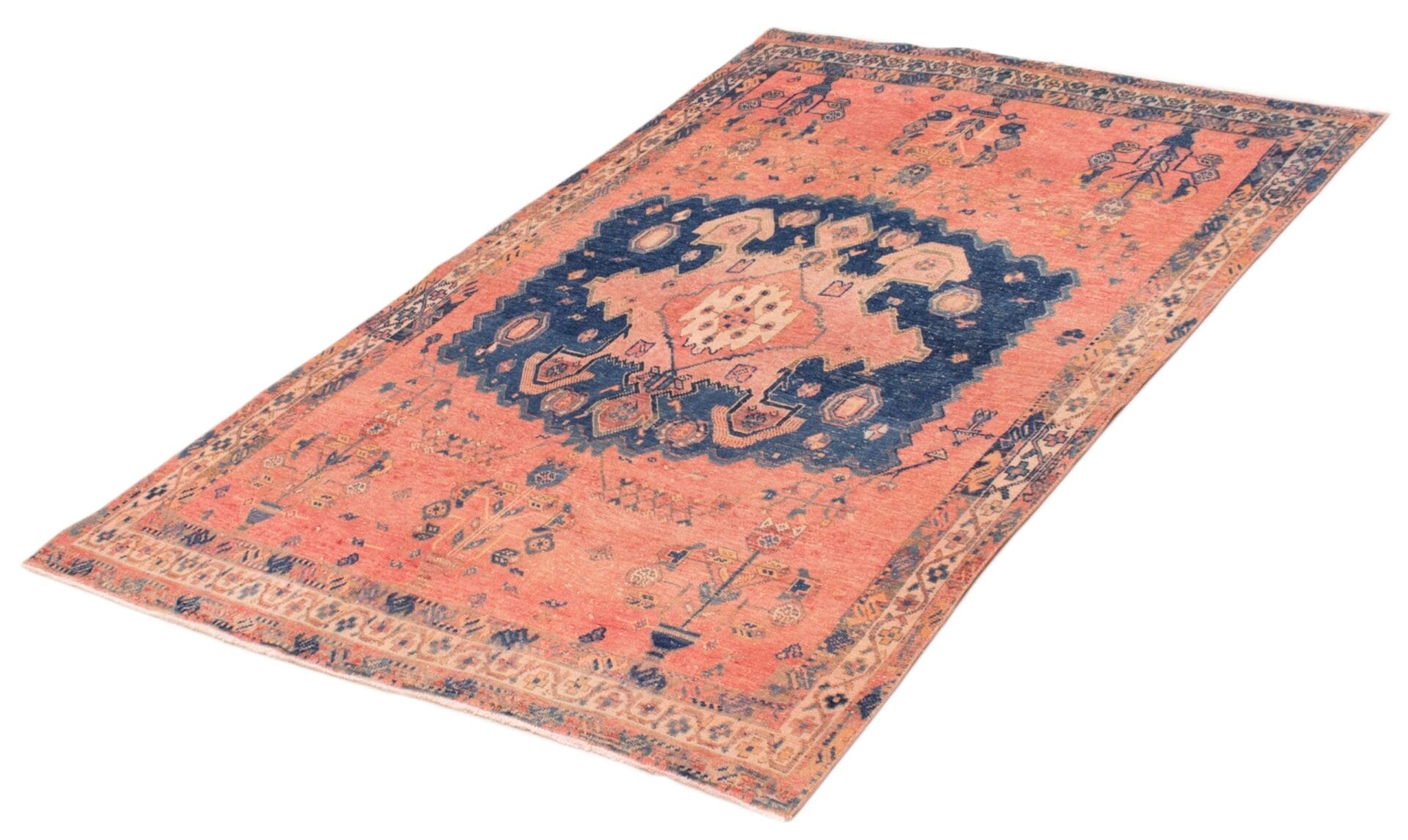 Beschrijving: Een roze en blauw tapijt met een subtiel ontwerp.