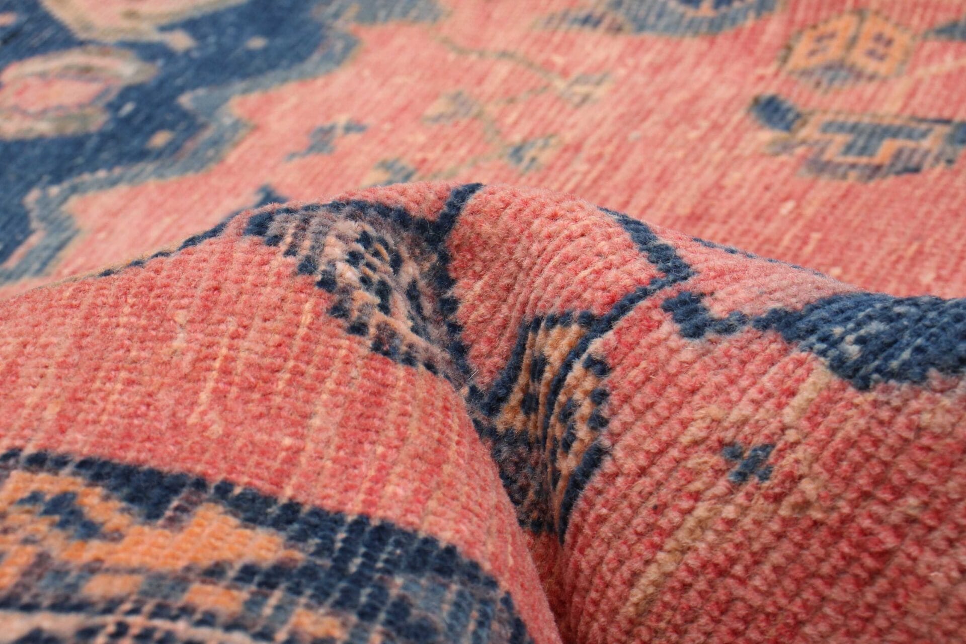 Een close-up van een roze vloerkleed.