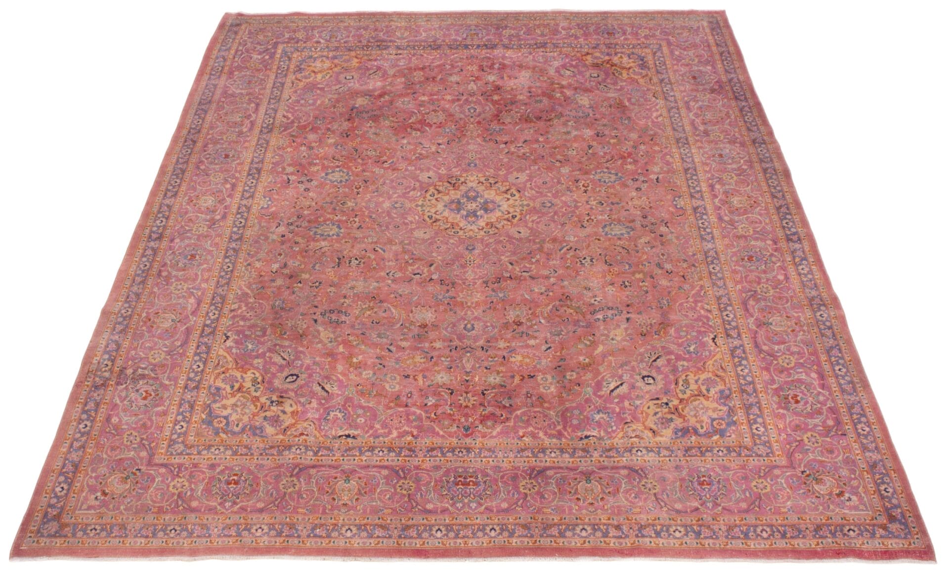 Een tapijt met een ornamentaal ontwerp in roze en blauw.
