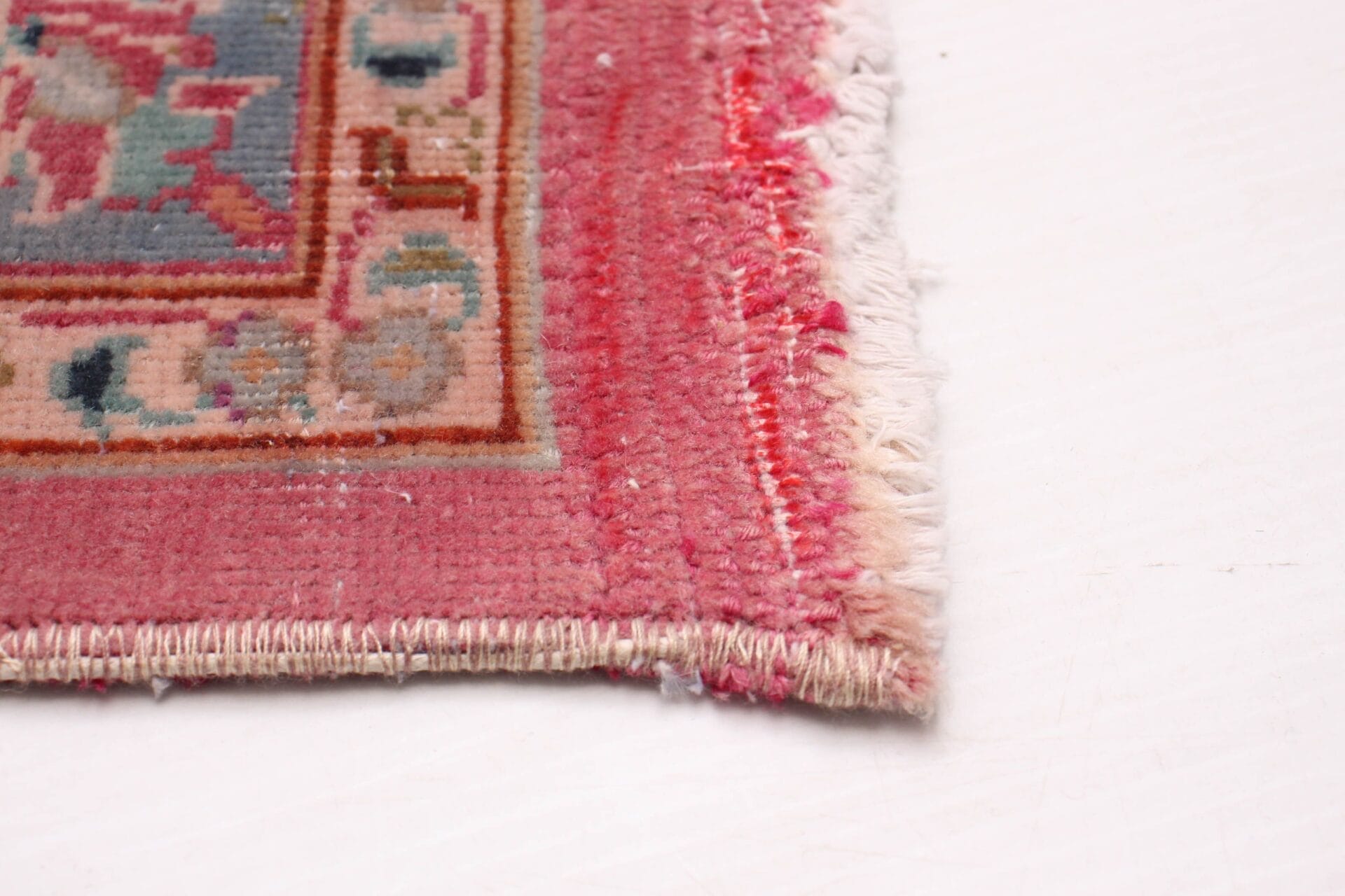 Een roze tapijt op een wit oppervlak.