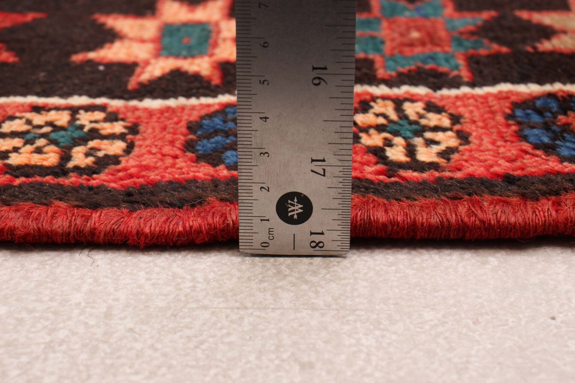 Om de maat van een tapijt te meten, wordt een liniaal gebruikt.