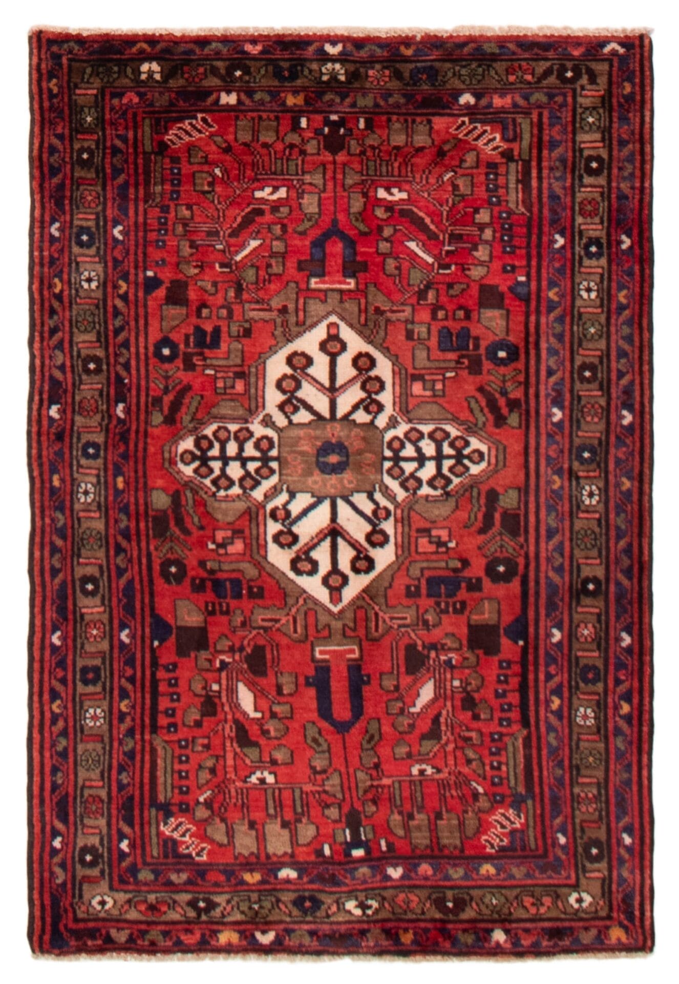 Een rood en bruin tapijt met een ornamentaal ontwerp.