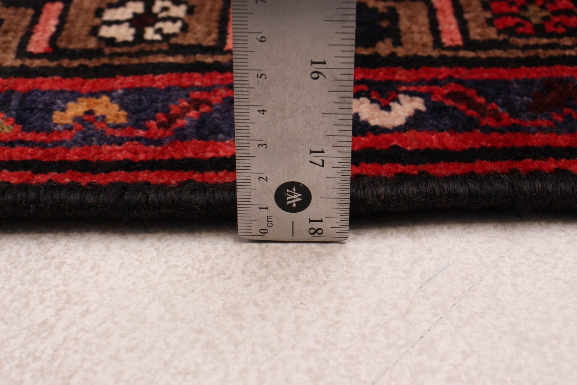 Een vloerkleed wordt gebruikt om de maat van een tapijt te meten.