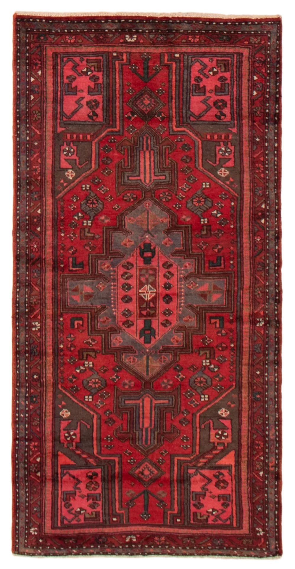 Een rood vloerkleed met een geometrisch ontwerp.