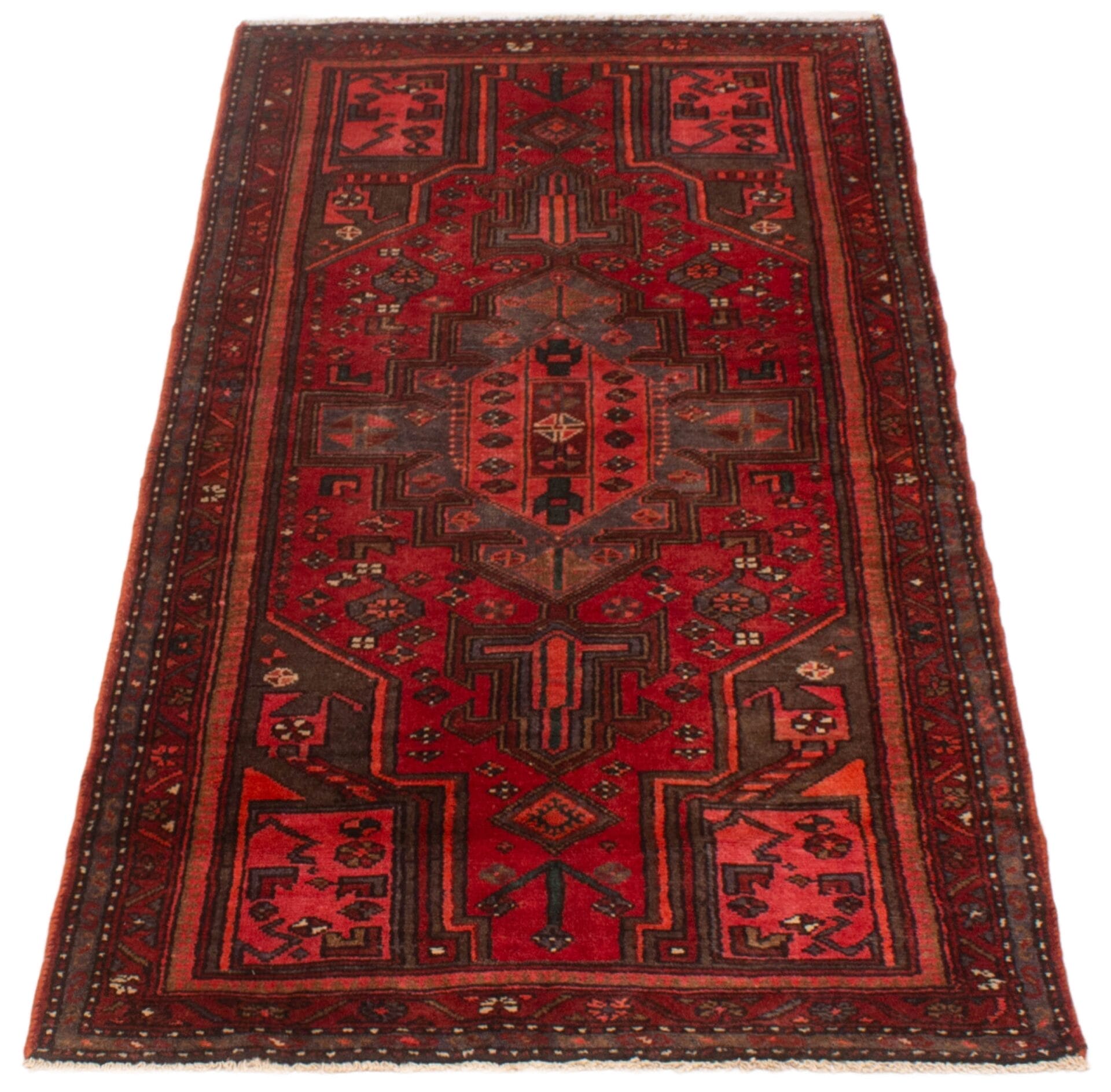 Beschrijving: Een rood tapijt met een ingewikkeld ontwerp.