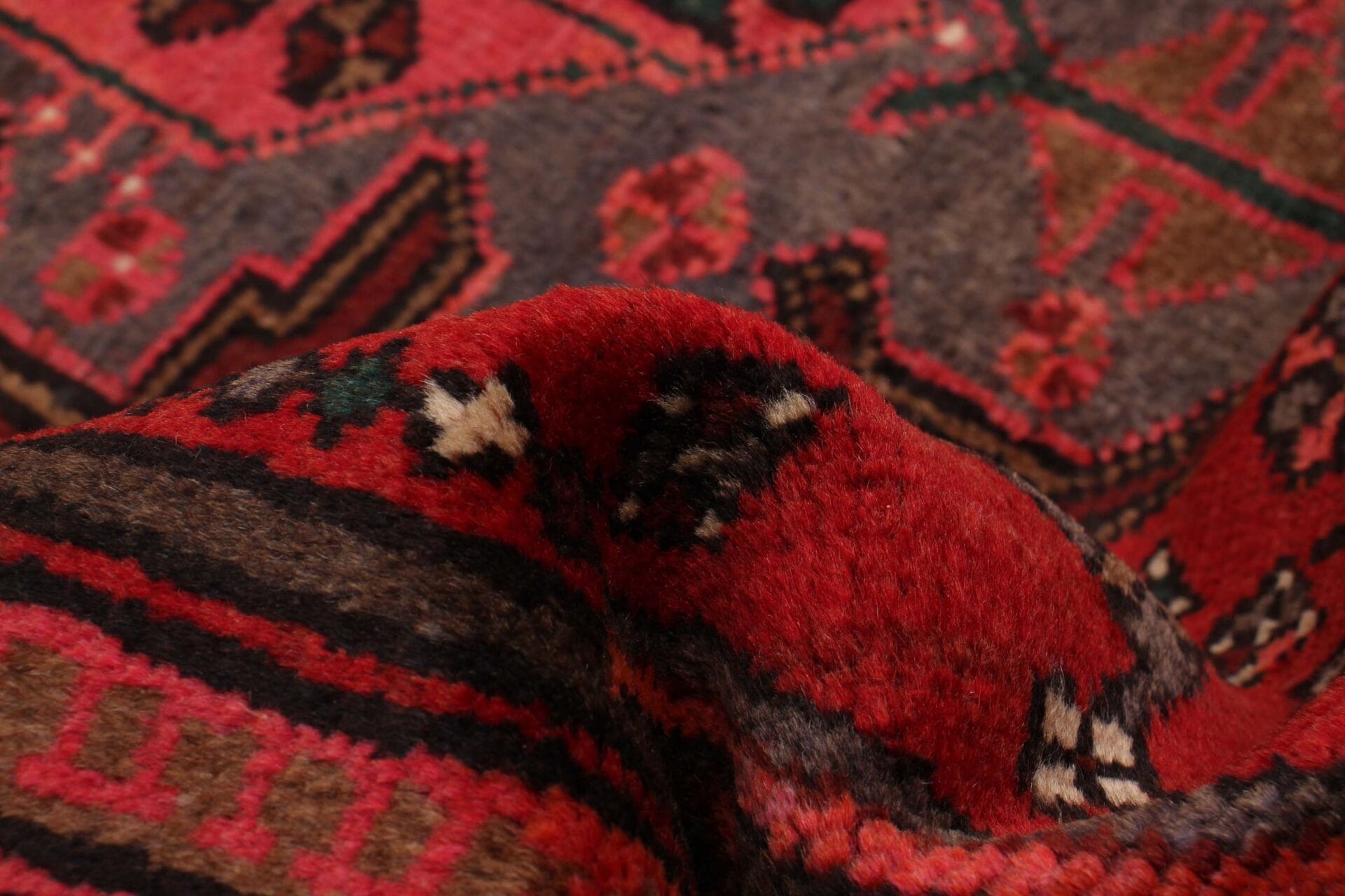 Een close-up van een rood en bruin tapijt.