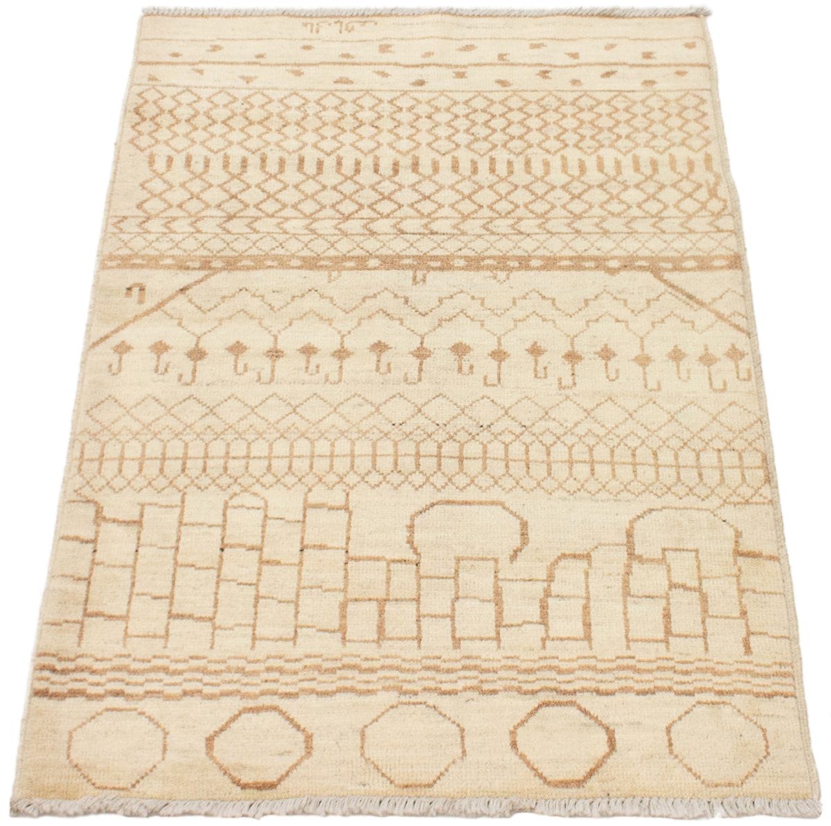 Een beige tapijt met geometrische en abstracte patronen in een donkerdere beige toon. Het ontwerp bevat lijnen, vormen en zigzags in een repetitieve stijl.