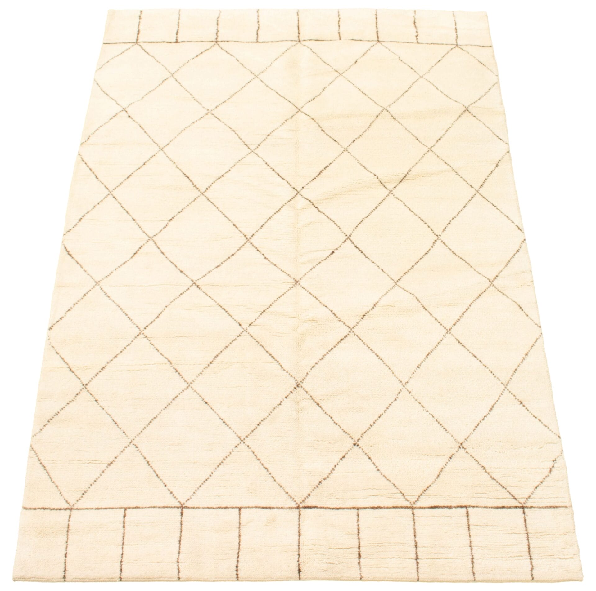 Een beige tapijt met een ruitpatroon en lijnen langs de randen.