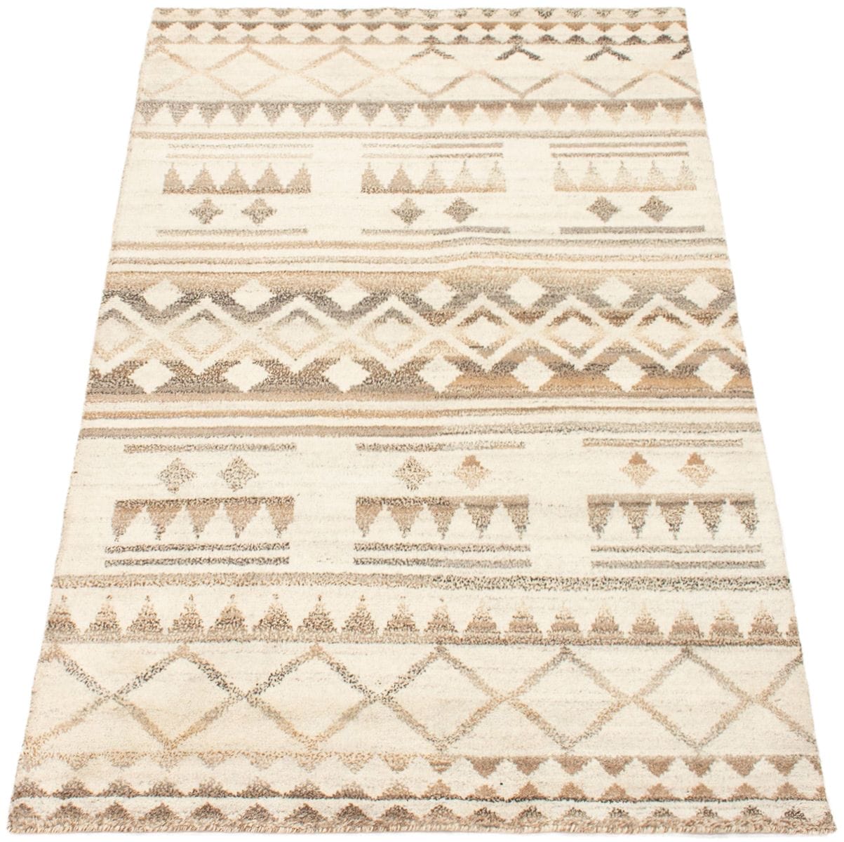 Beige vloerkleed met een geometrisch patroon van driehoeken, ruiten en lijnen in verschillende tinten bruin.