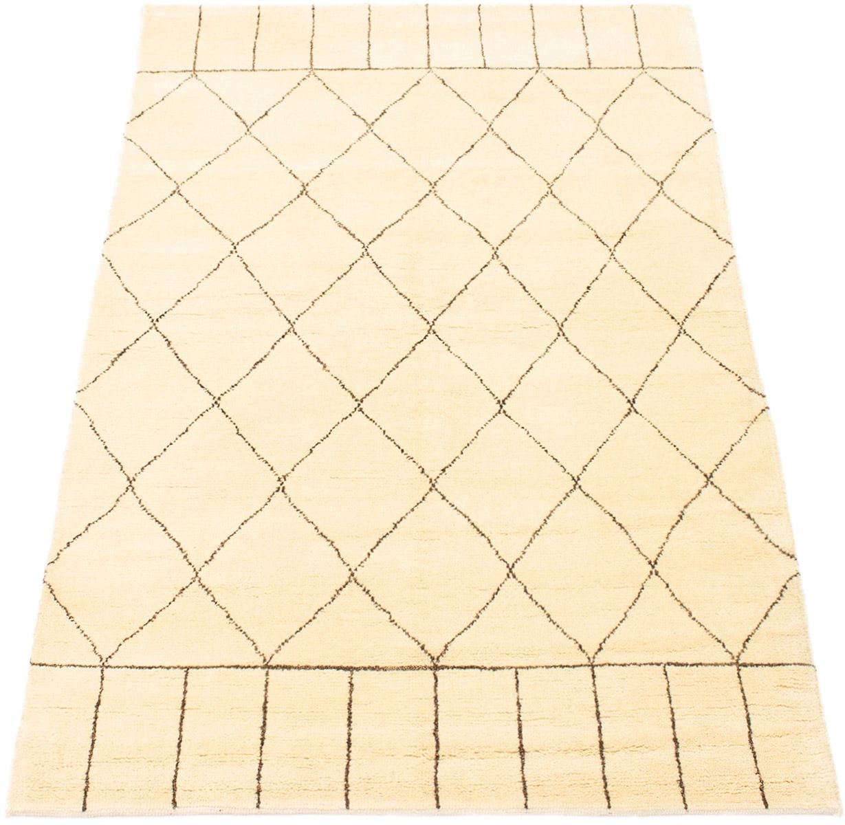 Beige tapijt met ruitpatroon en parallelle lijnen aan de uiteinden.