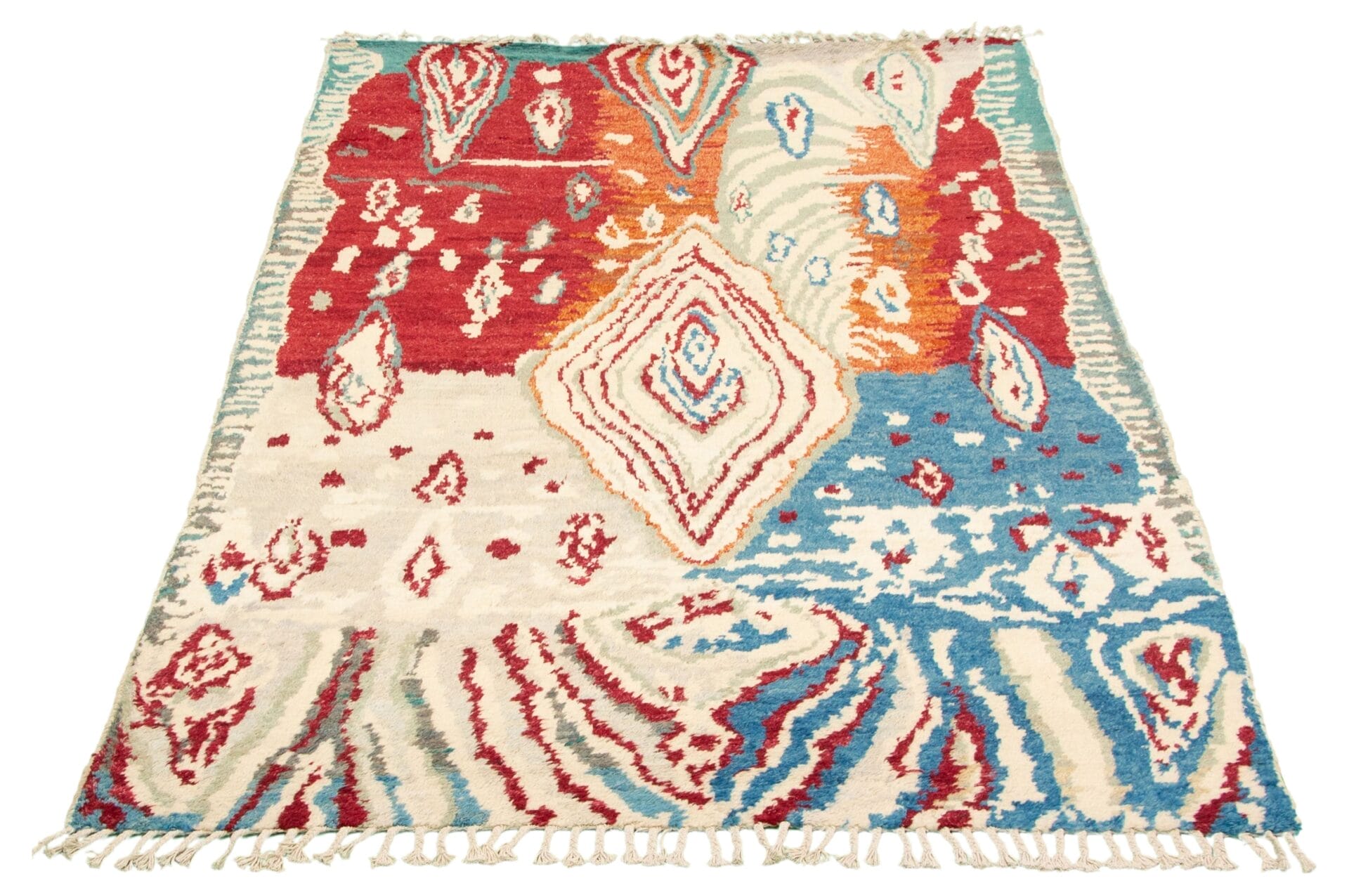 Een kleurrijk vloerkleed met een abstract patroon in rode, blauwe en oranje tinten, met een ruitvorm in het midden en franje aan de randen.