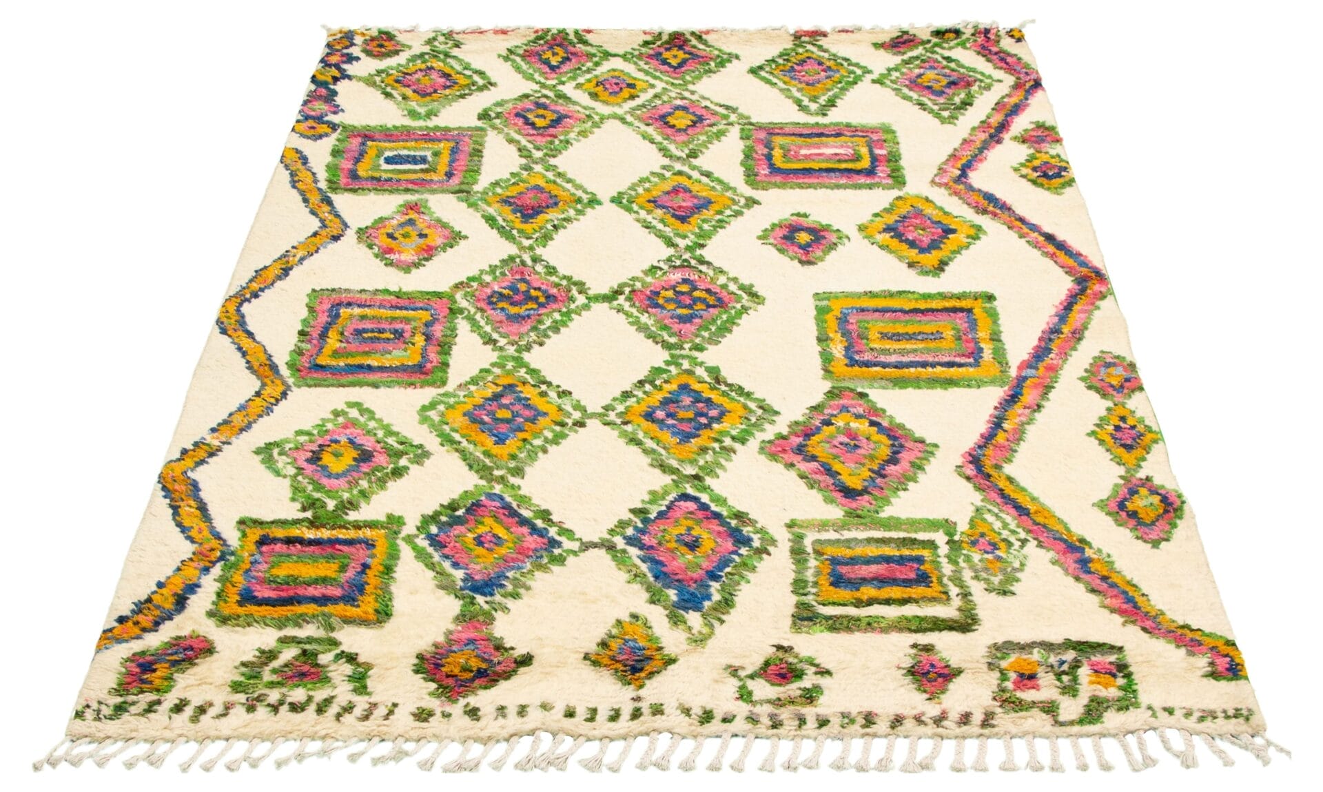 Een kleurrijk geometrisch patroonkleed met ruitvormen en franjeranden op een witte achtergrond.