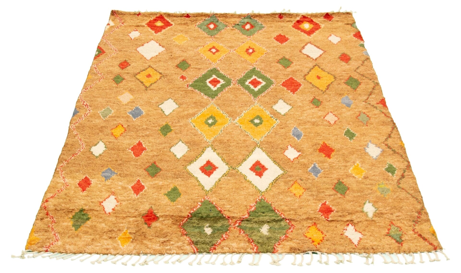 Een bruin tapijt met een geometrisch ruitpatroon in verschillende kleuren, waaronder rood, groen, geel, oranje en wit, met een franjerand.
