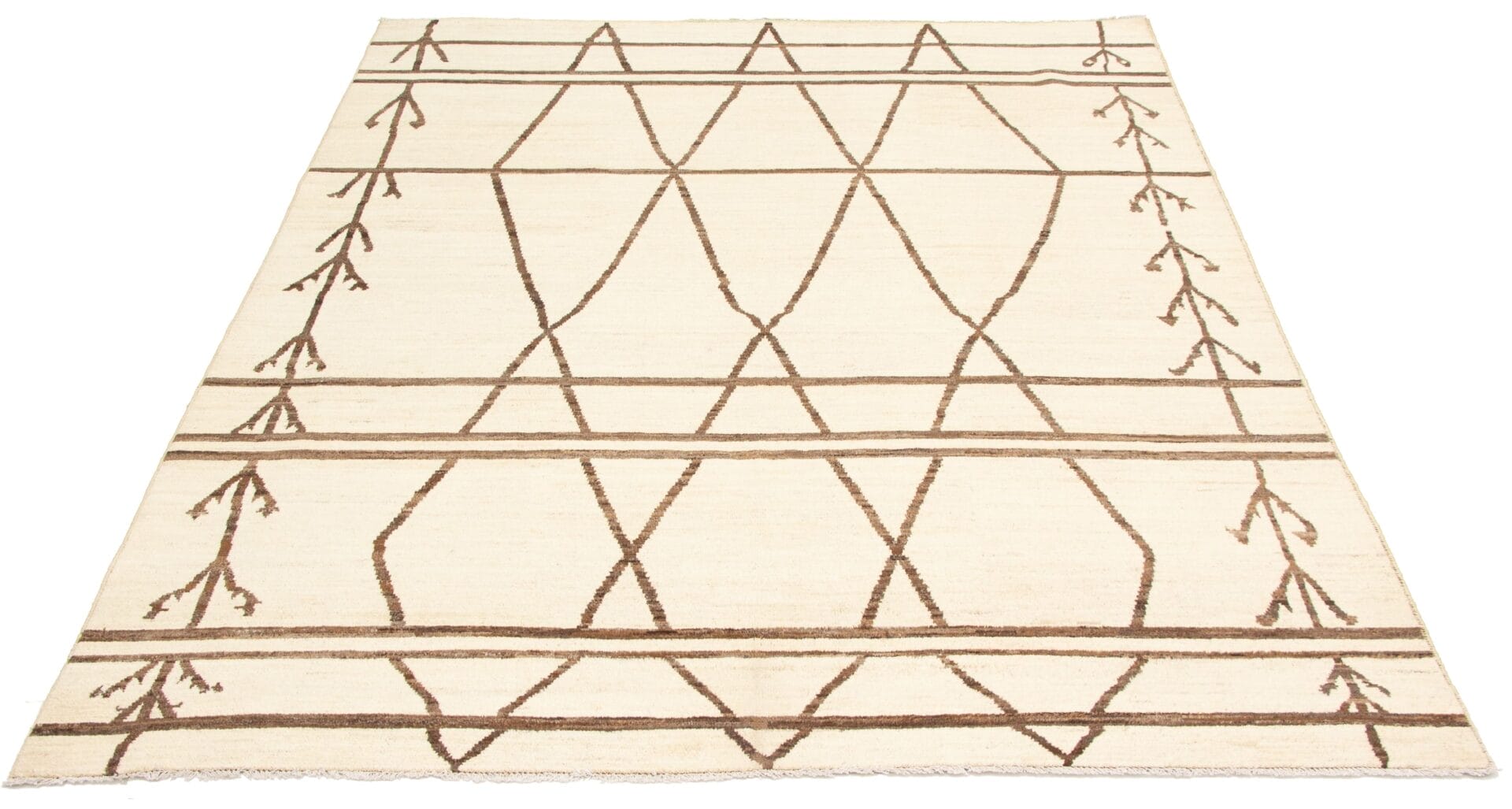 Een beige tapijt met een lineair geometrisch patroon in bruin, voorzien van verschillende vertakkingen en zigzaglijnen.