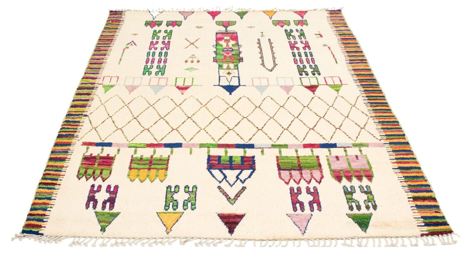 Een kleurrijk, geometrisch kleed met verschillende vormen en symbolen op een crèmekleurige achtergrond, voorzien van een franjerand.