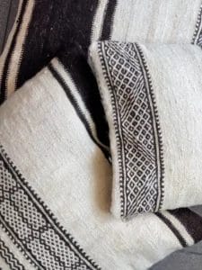Close-up van twee stukken stof met zwart-witte geometrische patronen.