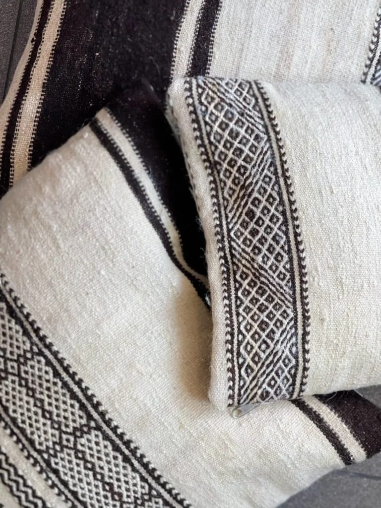 Close-up van twee stukken stof met zwart-witte geometrische patronen.