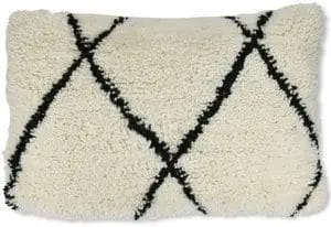 De Berber kussenhoes Beni Ourain Rechthoekig in de kleur wit heeft een zachte textuur met zwarte kruisende lijnen die een eenvoudig geometrisch patroon vormen, dat doet denken aan een tapijtontwerp.