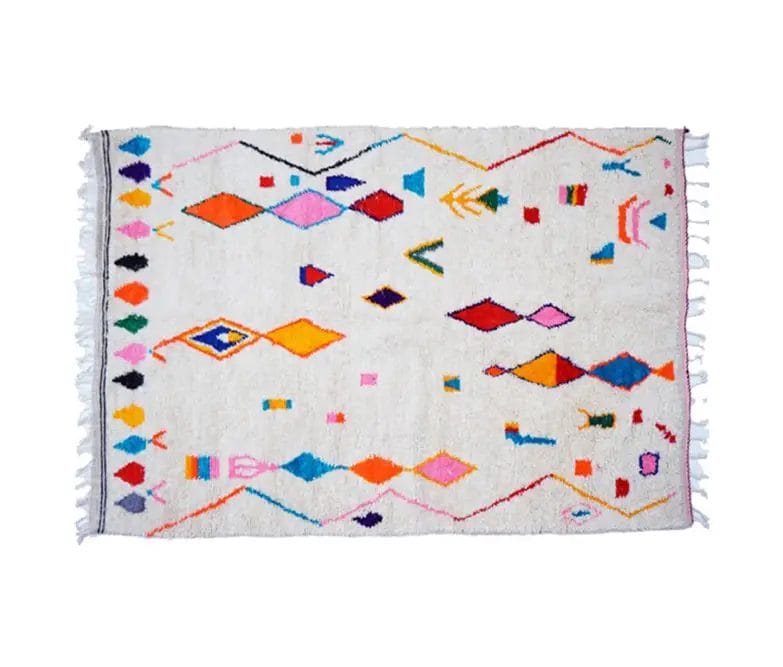 Een handgemaakt Berber vloerkleed met een witte basis met kleurrijke geometrische patronen en ontwerpen.
