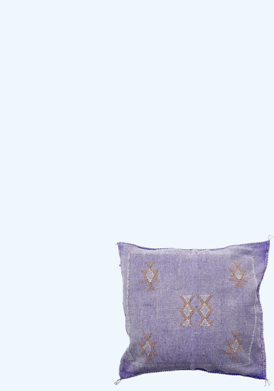 Paarse kussens met geborduurde geometrische patronen op een lichte achtergrond.